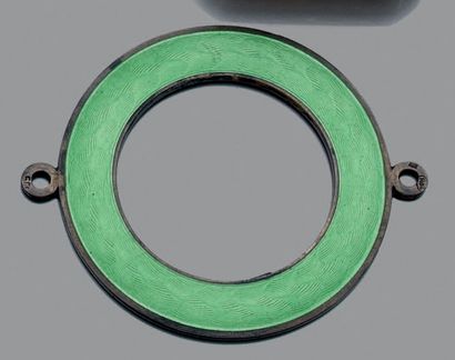 Lot composé de:
- un pendentif médaillon...