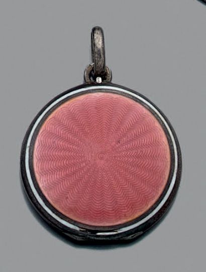 Lot composé de:
- un pendentif médaillon...