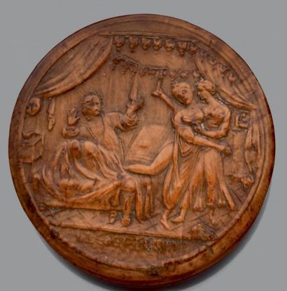 Boîte ronde en bois pressé à décor en relief...
