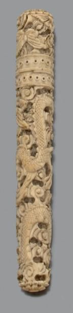 Etui en os ou ivoire sculpté de phénix et...