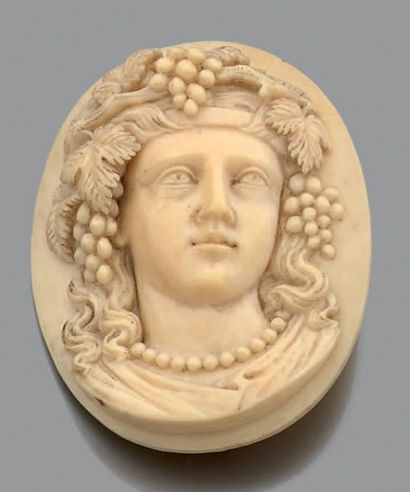 Broche ovale en ivoire sculpté d'une tête...