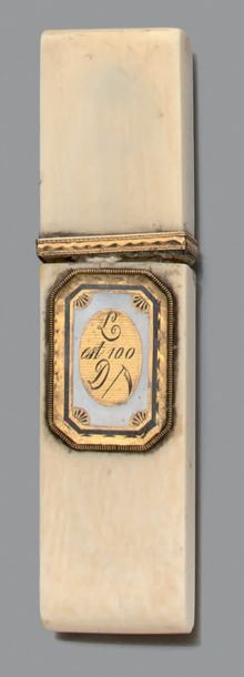 Etui plat et rectangulaire en ivoire, à monture...