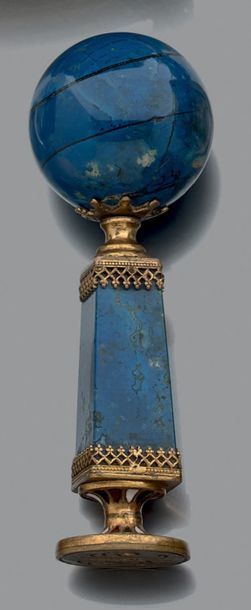 Cachet en lapis lazuli figurant un obélisque...