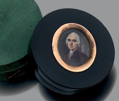 Boîte ronde en écaille, le couvercle orné...
