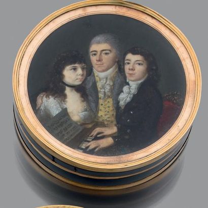 Boîte ronde en écaille, cerclé de vermeil,...