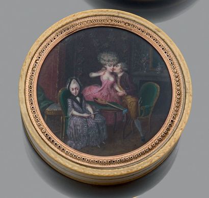 Boîte ronde en ivoire, le couvercle orné...