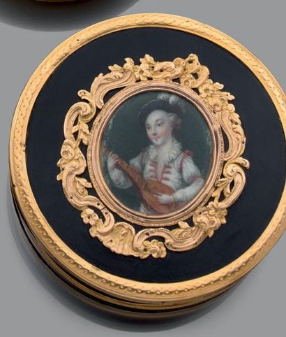 Boîte ronde en écaille, cerclée d'or 18K...