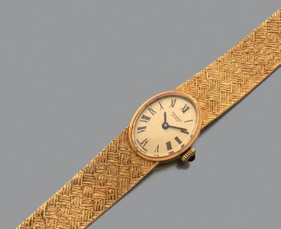 Montre bracelet de dame ovale en or jaune...