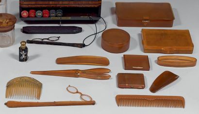 Ensemble d'accessoires en corne blonde et...