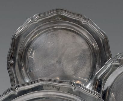 Grand plat rond en argent, à six contours...