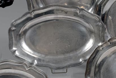 Plat ovale en argent, à contours et moulures...