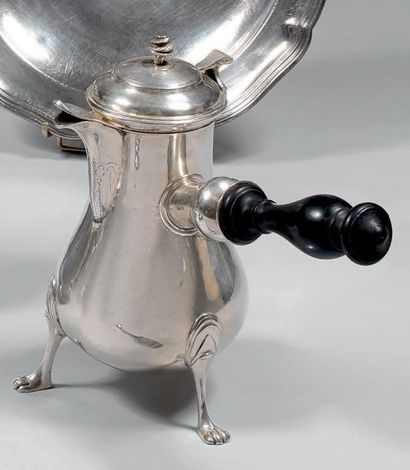 Verseuse en argent de forme balustre, posant...