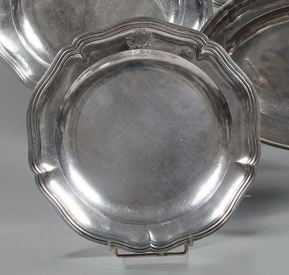 Plat rond en argent, à contours et moulures...