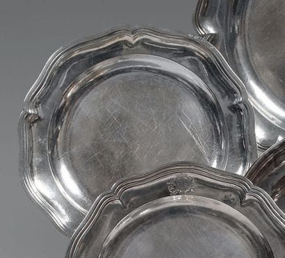 Plat rond en argent à contours et moulures...