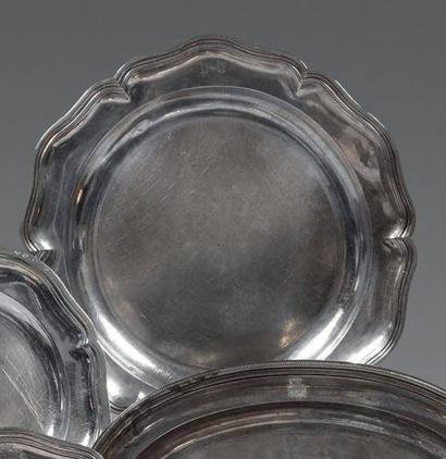 Grand plat rond en argent, à six contours...