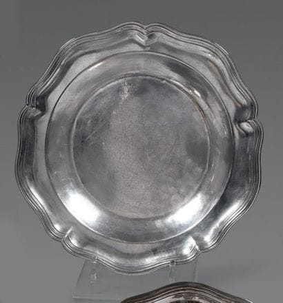 Plat rond en argent, demi-creux, à contours...