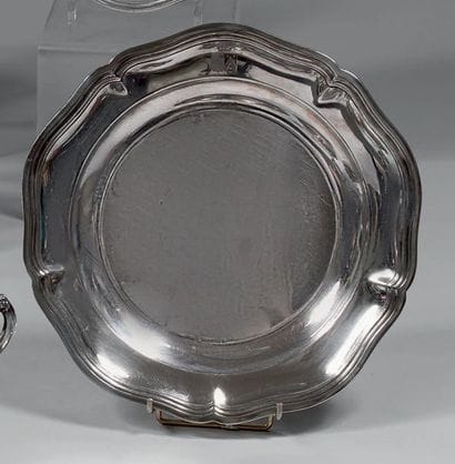Plat rond en argent, à contours et moulures...