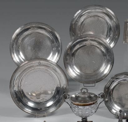 Quatre plats ronds en argent, demi-creux,...