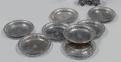 Huit dessous de bouteille en argent, la bordure...