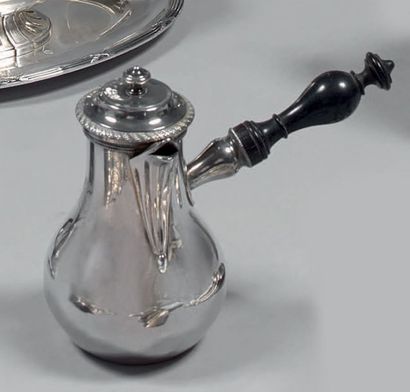 Petite verseuse en argent, de forme balustre...