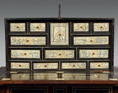 Table rectangulaire en placage d'ébène sur...