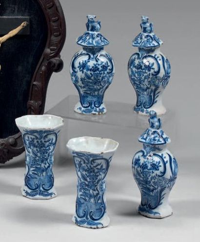 Garniture en faïence de Delft à décor en...