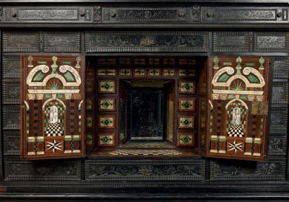 Important cabinet en placage d'ébène finement...