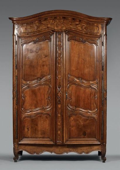 Importante armoire à fronton cintré.
Elle...