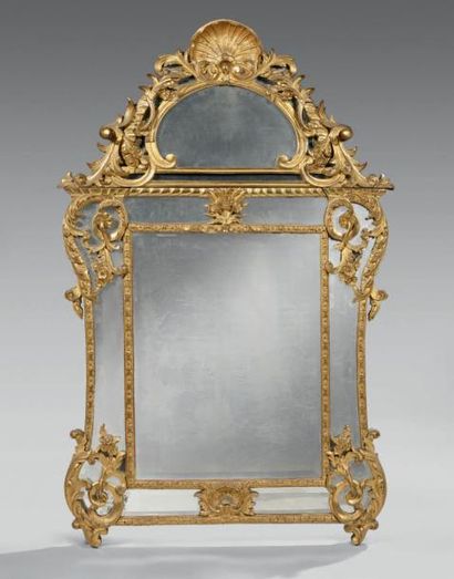 Miroir à fronton en bois doré sculpté d'une...