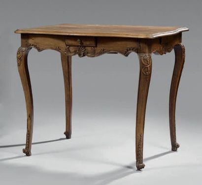 Table à jeu quadrangulaire en noyer à ceinture...
