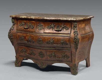 Commode à façade et côtés galbés en bois...