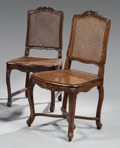 Ensemble composé de:
- une chaise cannée...