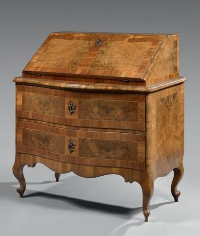 Commode scriban en placage de noyer ronceux...