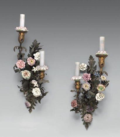 Paire d'appliques en tôle découpée et fleurs...