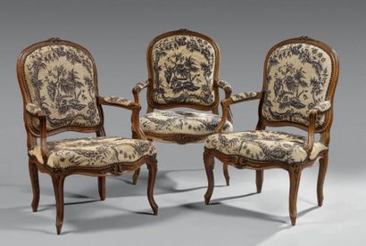 Suite de trois fauteuils en bois naturel...