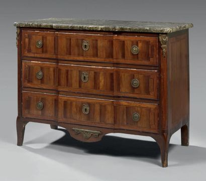 Commode à léger ressaut central en bois de...
