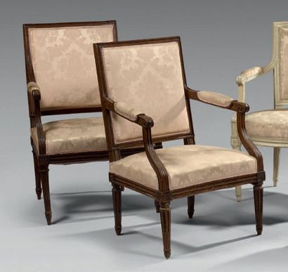 Deux fauteuils en bois naturel à dossier...
