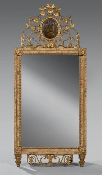Miroir à fronton en placage de marbre brocatelle...