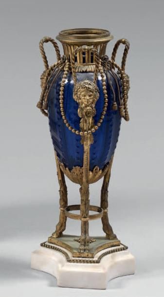 Vase ovoïde en verre bleu du Creusot taillé...
