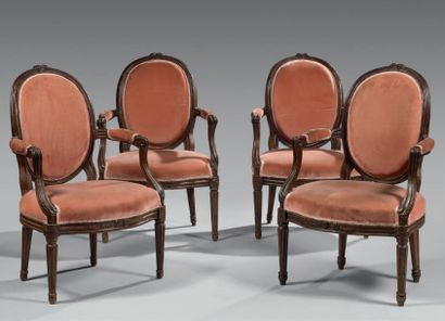 Suite de huit fauteuils à dossier médaillon...