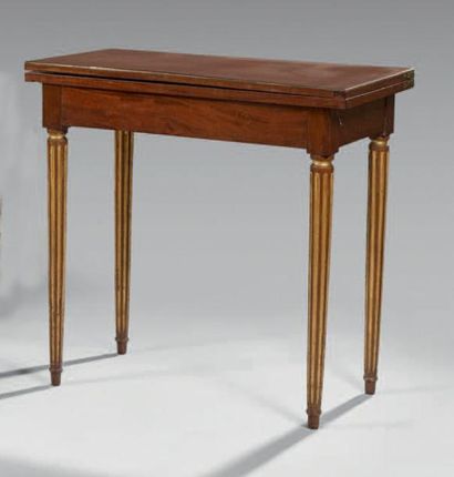 Table à jeu portefeuille en acajou et placage...