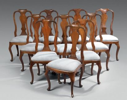 Suite de dix chaises en noyer à dossier mouvementé...