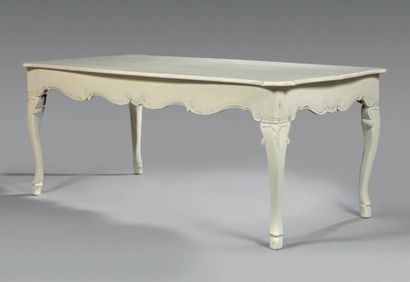 Grande table de milieu de forme rectangulaire...