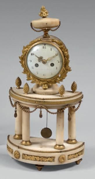 Petite pendule en marbre blanc et bronze...