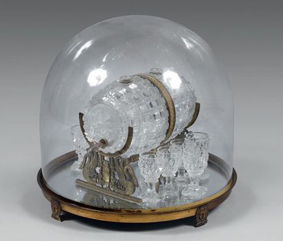 Sous un globe de verre et un socle de bronze...