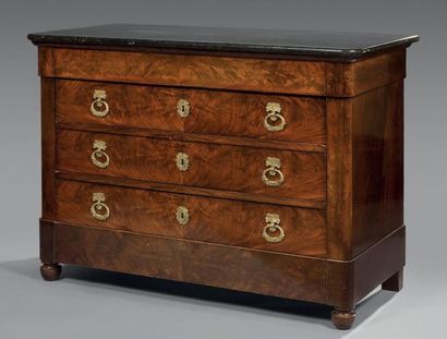 Commode en placage d'acajou flammé ouvrant...