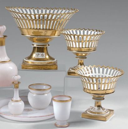 Garniture en porcelaine blanche et or ajourée,...