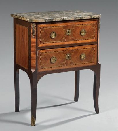 Petite commode ouvrant à deux rangs de tiroirs...