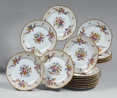 Suite de dix-huit assiettes à dessert en...