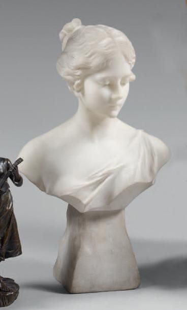 Buste d'une très jeune femme en marbre blanc,...
